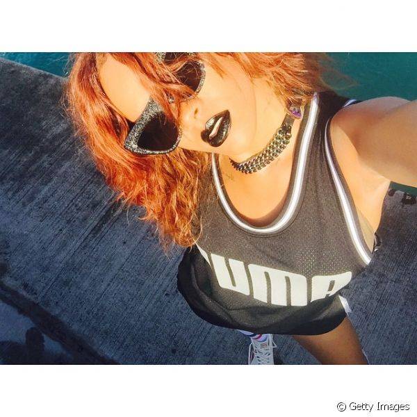 Rihanna mostrou que gosta dos extremos e publicou em seu Instagram uma foto em que aparecia usando batom preto